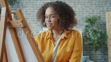 美国黑人女孩在家中画画画画画架动作缓慢